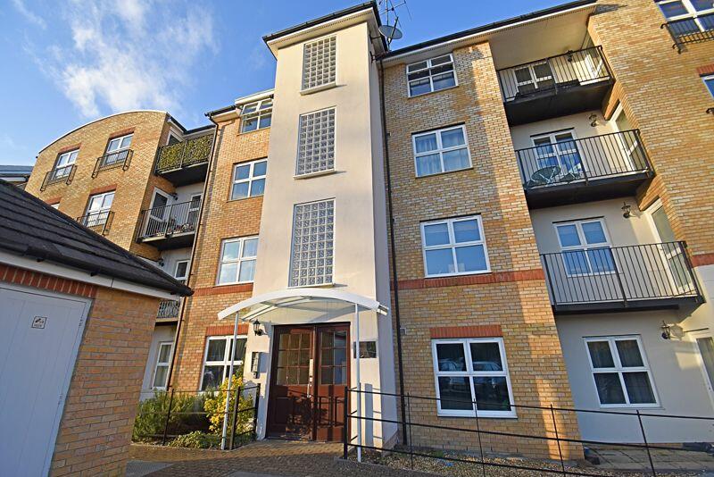 2 bedroom flat for rent in Russell Road, Town Centre, Basingstoke, RG21