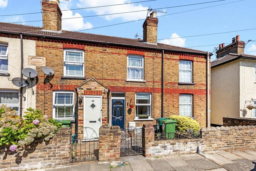 2 bedroom cottage for sale in Farnell Road, StainesuponThames, TW18