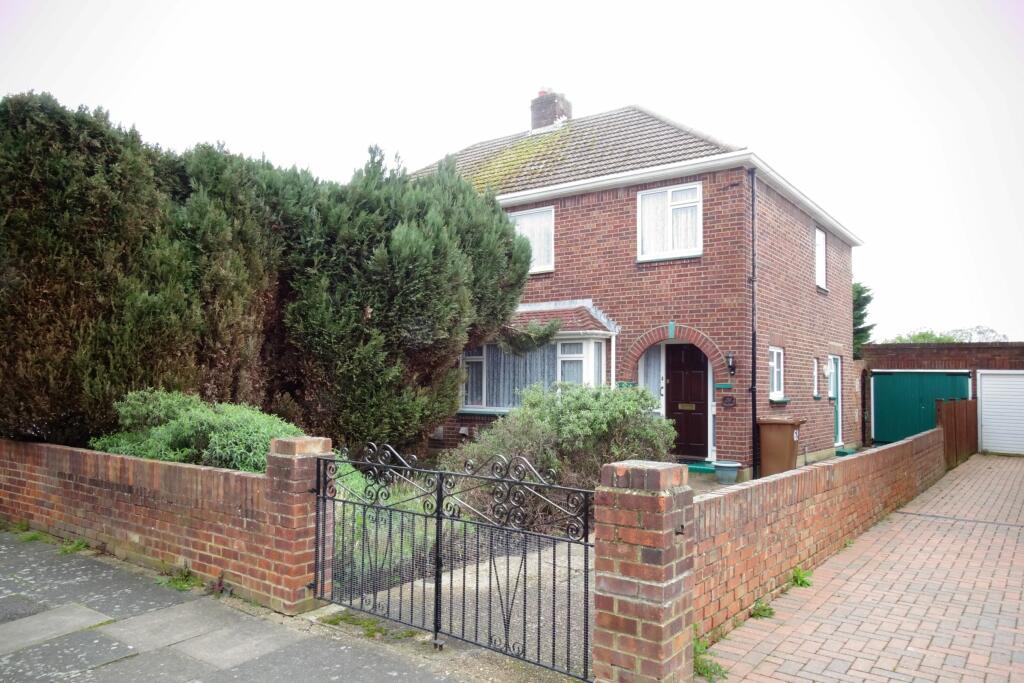 3 bedroom semidetached house for sale in Metcalf Road, Ashford, TW15
