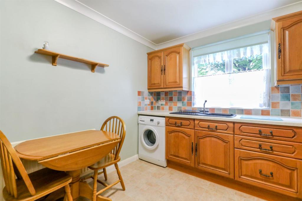 2 bedroom apartment for sale in Larkshall Road, North Chingford E4
