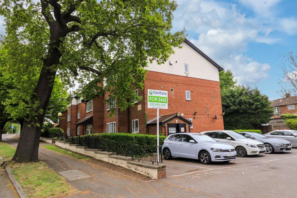 2 bedroom apartment for sale in Larkshall Road, North Chingford E4