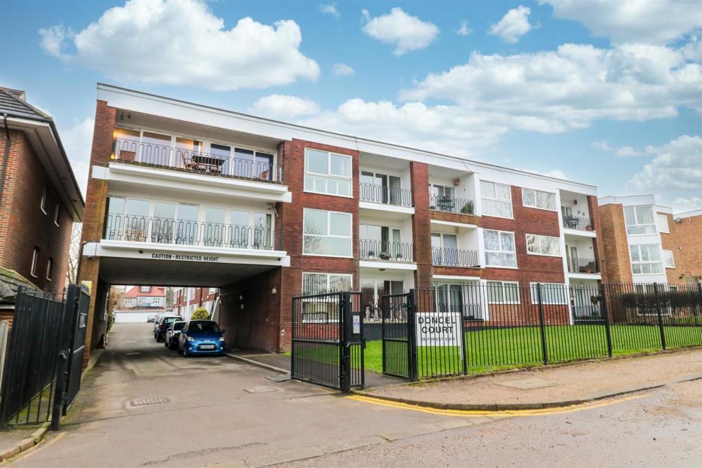 2 bedroom apartment for sale in Forest View, North Chingford E4