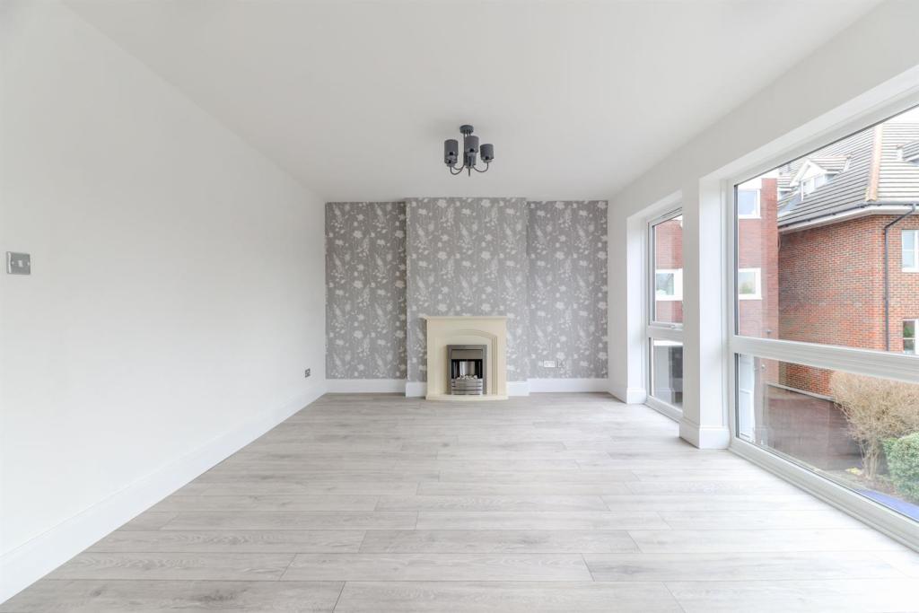 2 bedroom apartment for sale in Forest View, North Chingford E4