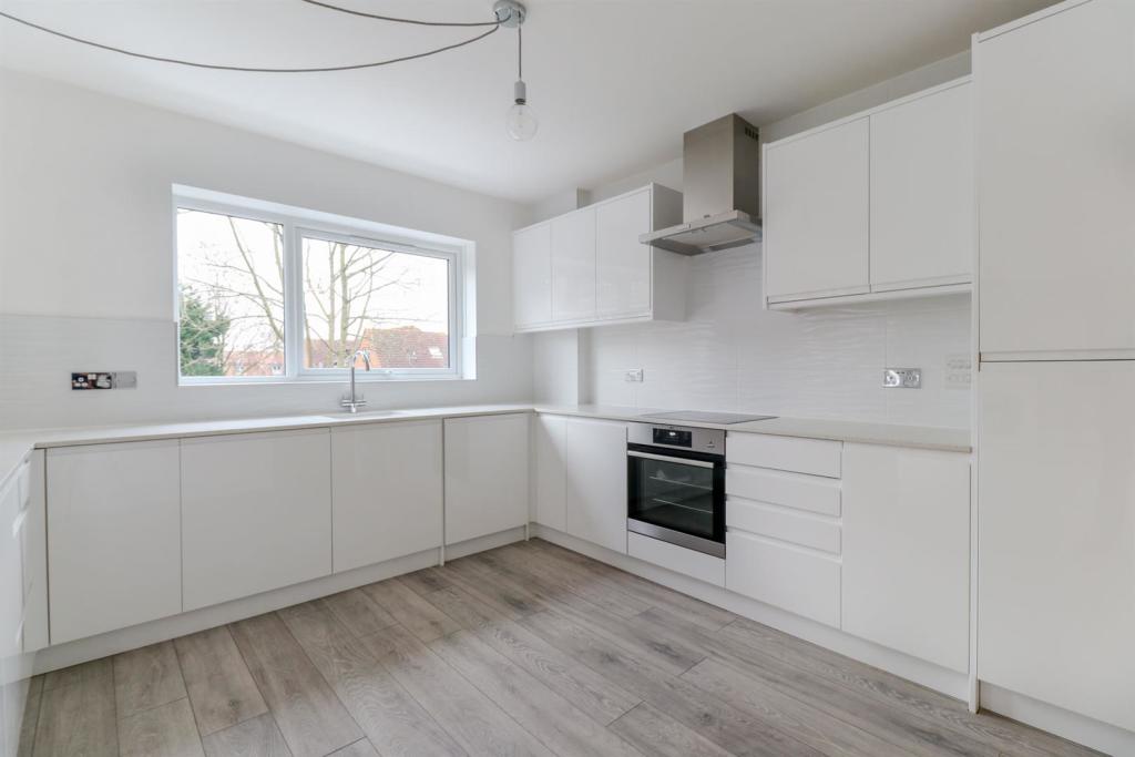 2 bedroom apartment for sale in Forest View, North Chingford E4
