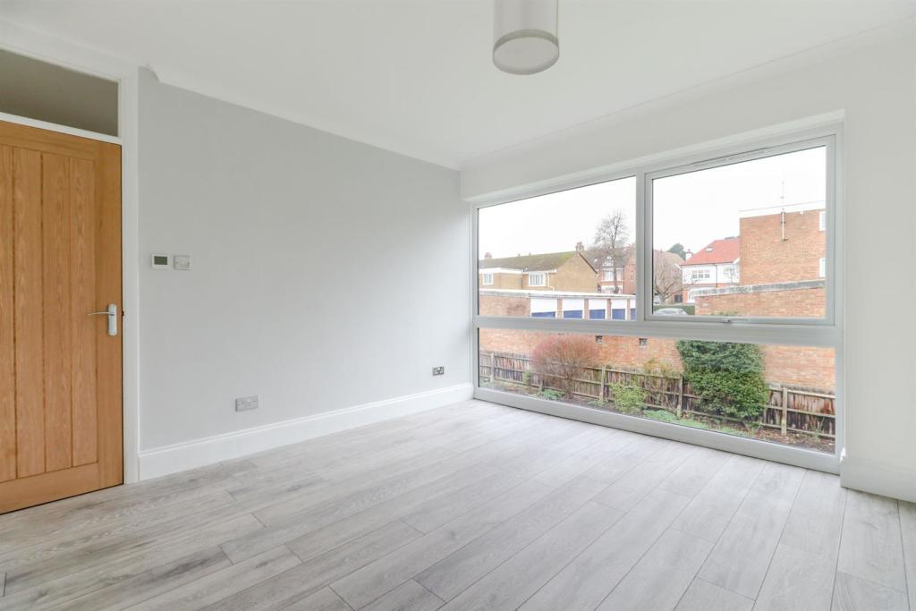 2 bedroom apartment for sale in Forest View, North Chingford E4