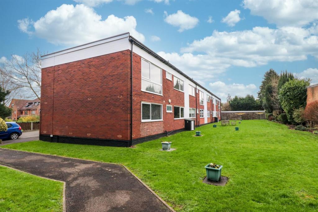 2 bedroom apartment for sale in Forest View, North Chingford E4