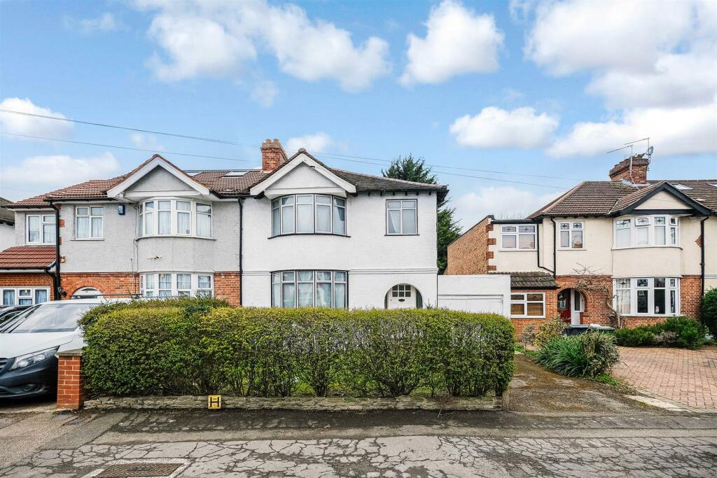 3 bedroom semidetached house for sale in Endlebury Road, North Chingford, E4