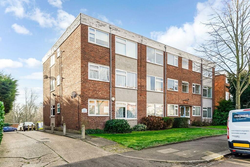 2 bedroom apartment for sale in Chingford Avenue, Chingford, E4