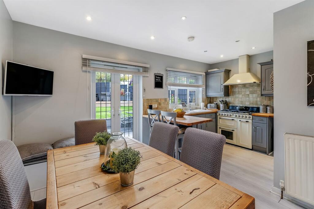 3 bedroom semidetached house for sale in Kings Head Hill, North Chingford, E4