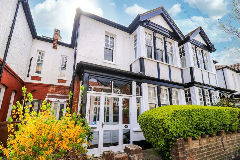 5 bedroom terraced house for sale in Frederica Road, North Chingford E4