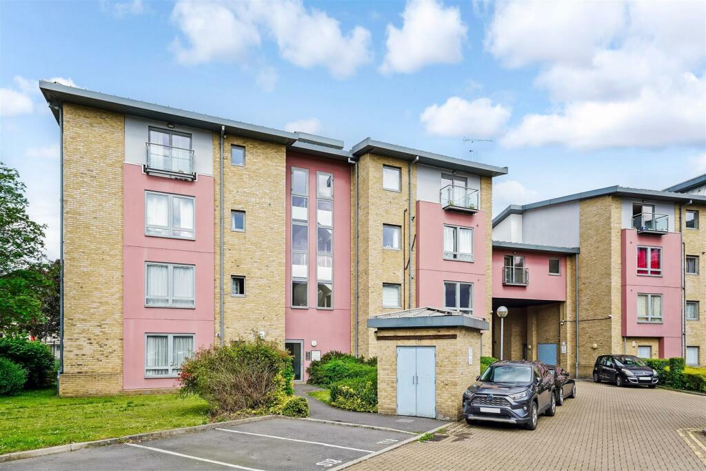 1 bedroom apartment for sale in Winkfield Road, Wood Green N22