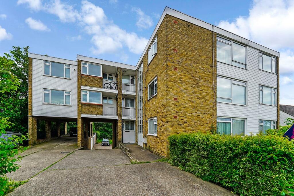 2 bedroom apartment for sale in Chingford Avenue, Chingford, E4