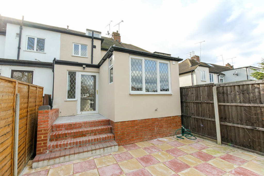 2 bedroom terraced house for sale in Hawkdene, North Chingford E4