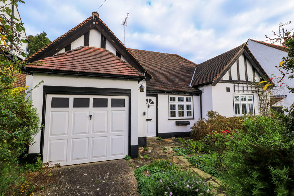 2 bedroom detached bungalow for sale in Connaught Avenue, North