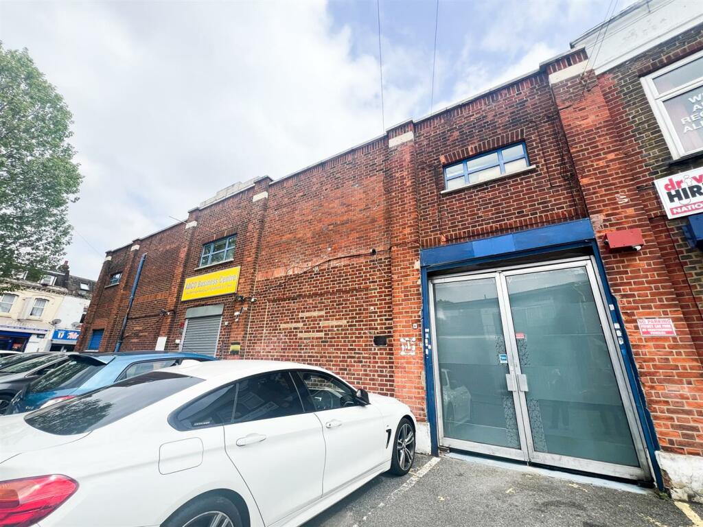 Commercial property for rent in High Road Leytonstone, E11