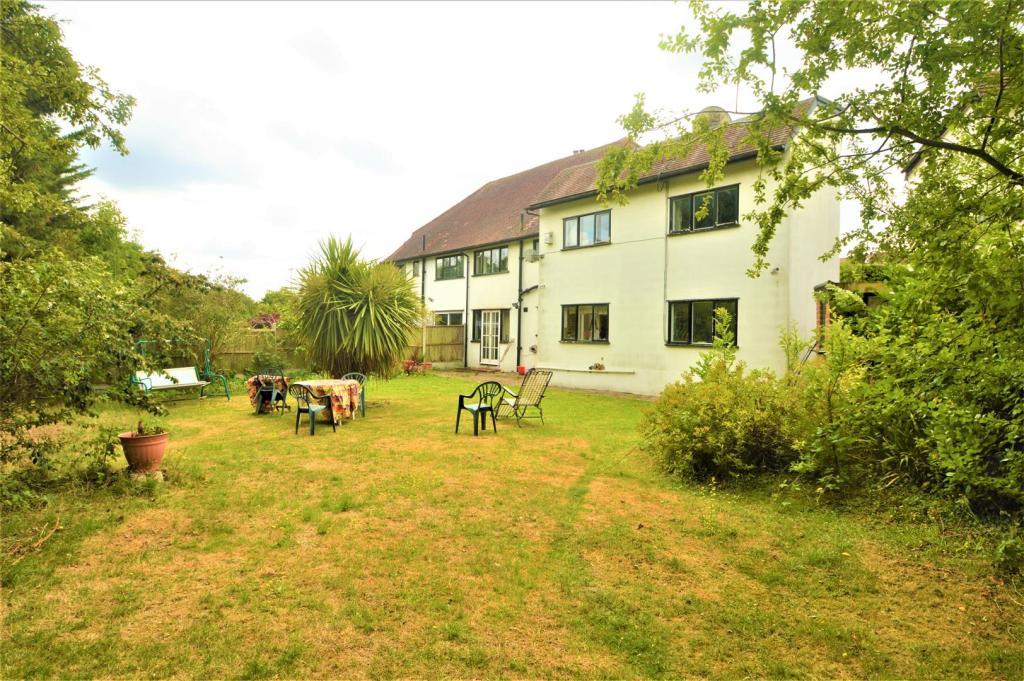 6 bedroom semidetached house for rent in Grange Crescent, Chigwell, IG7