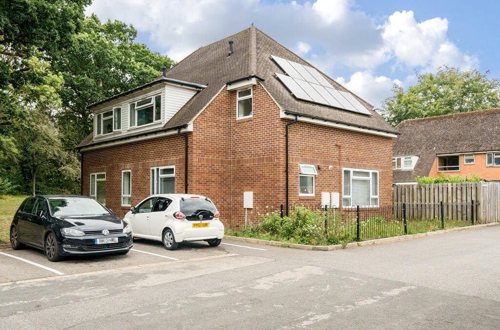 1 bedroom apartment for sale in Cressall Close, Leatherhead, Surrey, KT22