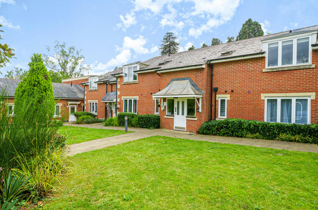 2 bedroom apartment for sale in Royal Earlswood Park, Redhill, RH1