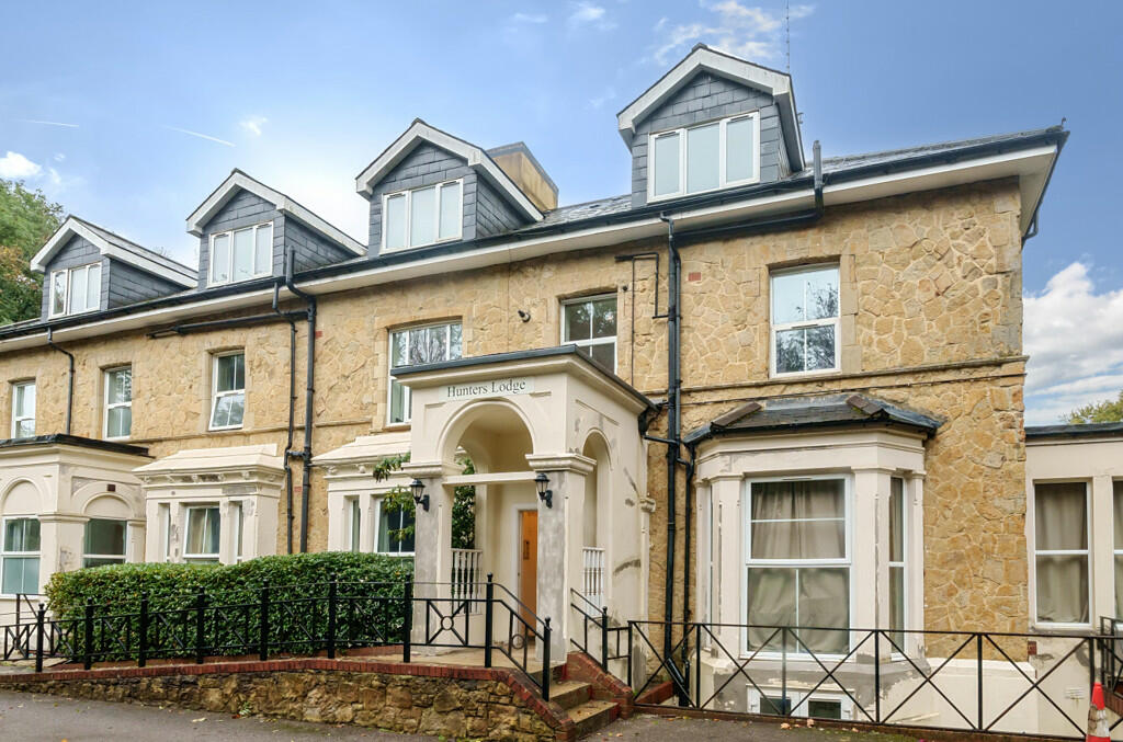 1 bedroom apartment for sale in Nutfield Road, Redhill, Surrey, RH1