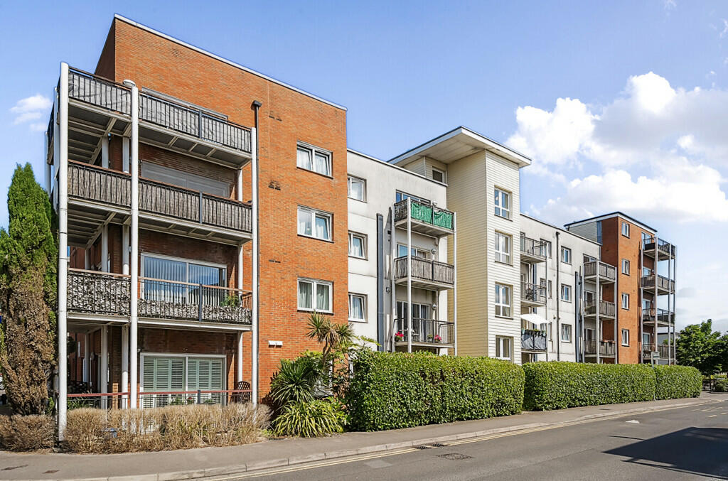 2 bedroom apartment for sale in Canalside, Redhill, Surrey, RH1