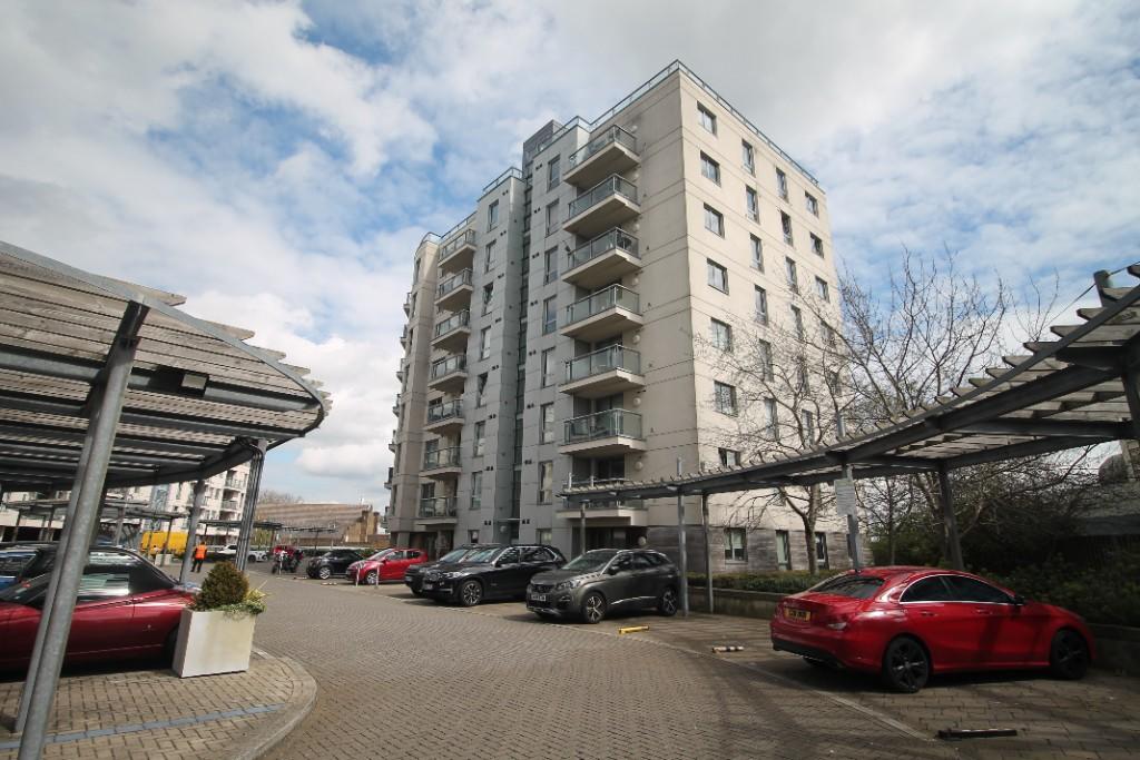 2 bedroom flat for rent in Mercury Gardens, Romford, London, RM1