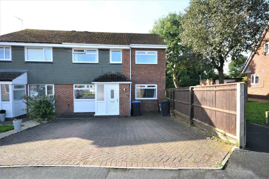 4 bedroom semidetached house for sale in Carisbrooke Crescent