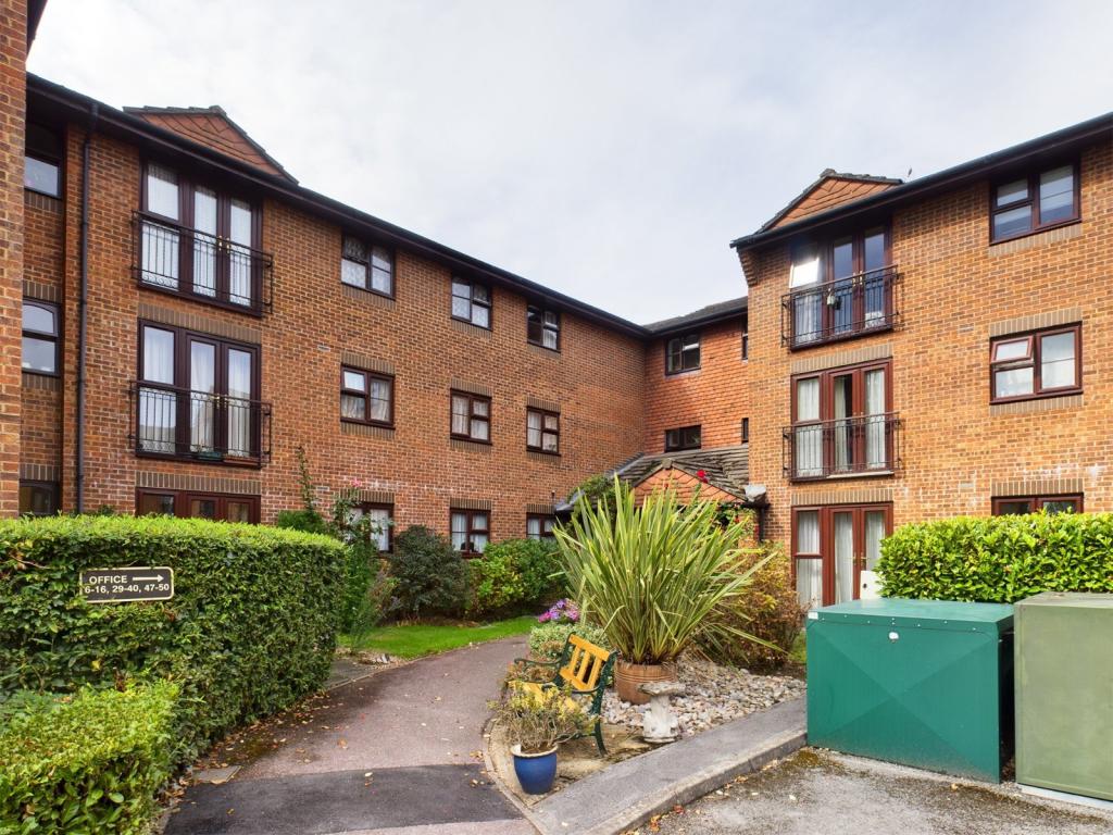 1 bedroom apartment for sale in Addlestone, Surrey, KT15