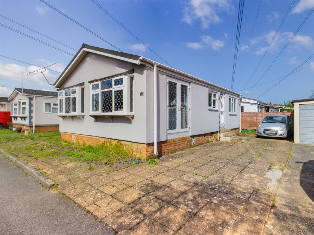 2 bedroom park home for sale in Weybridge, Surrey, KT13