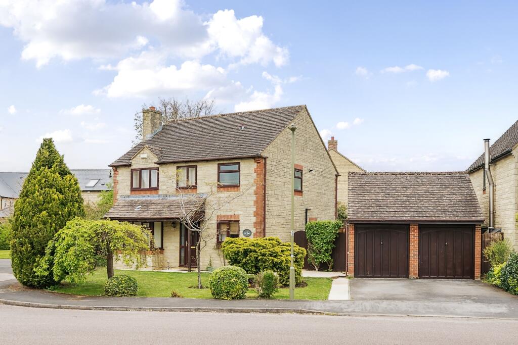 4 bedroom detached house for rent in Garner Close, Carterton, Oxon