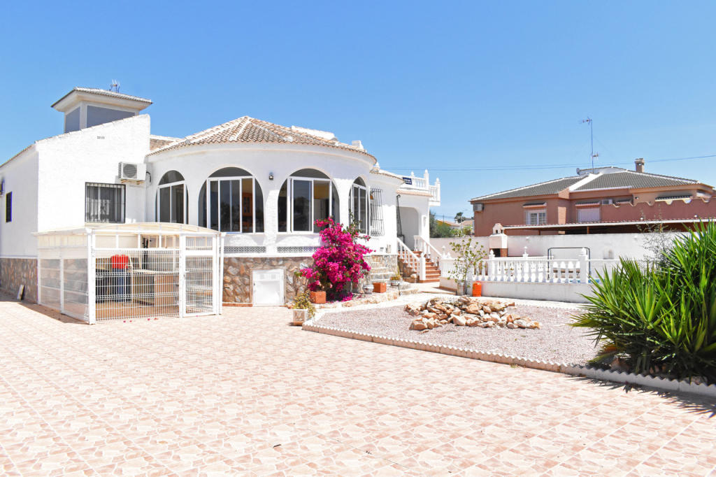 6 bedroom villa for sale in Torrevieja, Spain