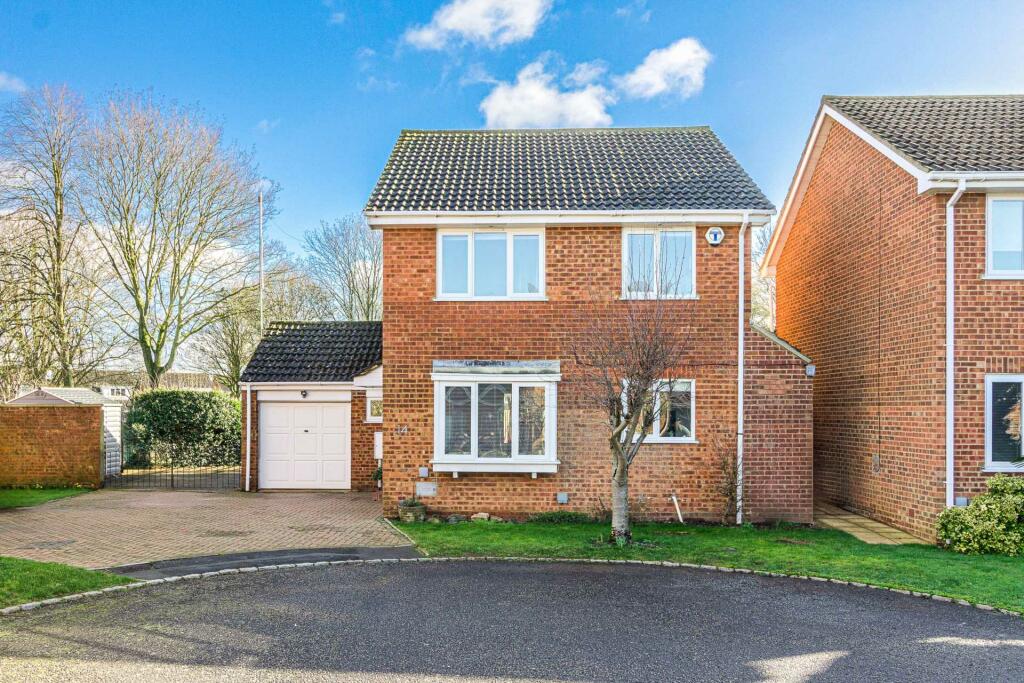 4 bedroom detached house for sale in Gladstone Close, Newport Pagnell, MK16