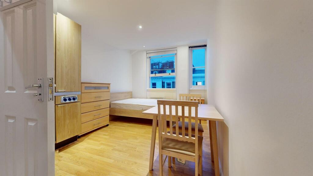 Studio flat for rent in Collingham Place, Earls Court, SW5