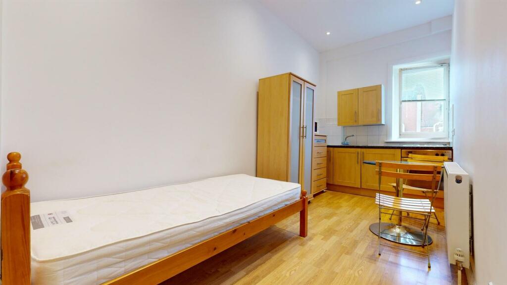 Studio flat for rent in Palace Court, Hyde Park, W2