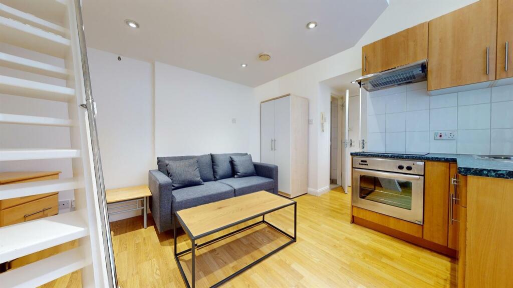 Studio flat for rent in Devonshire Terrace, W2