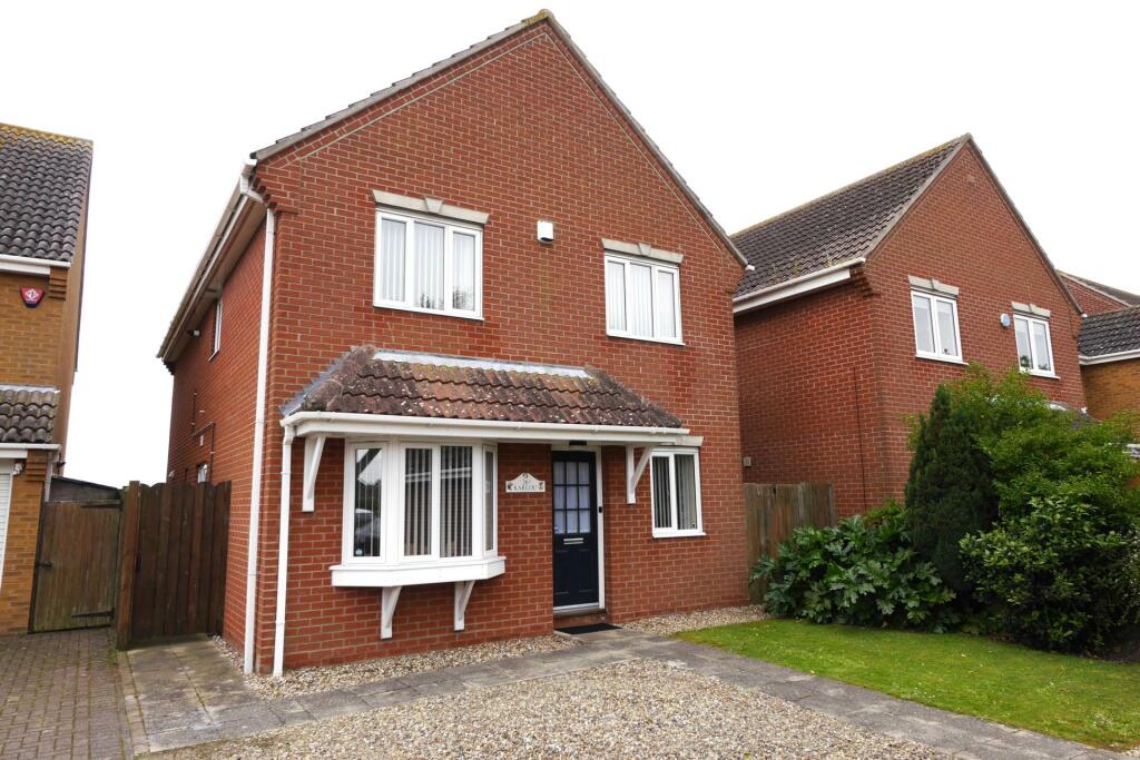 4 bedroom detached house for sale in Harwich Road, Little Oakley, CO12