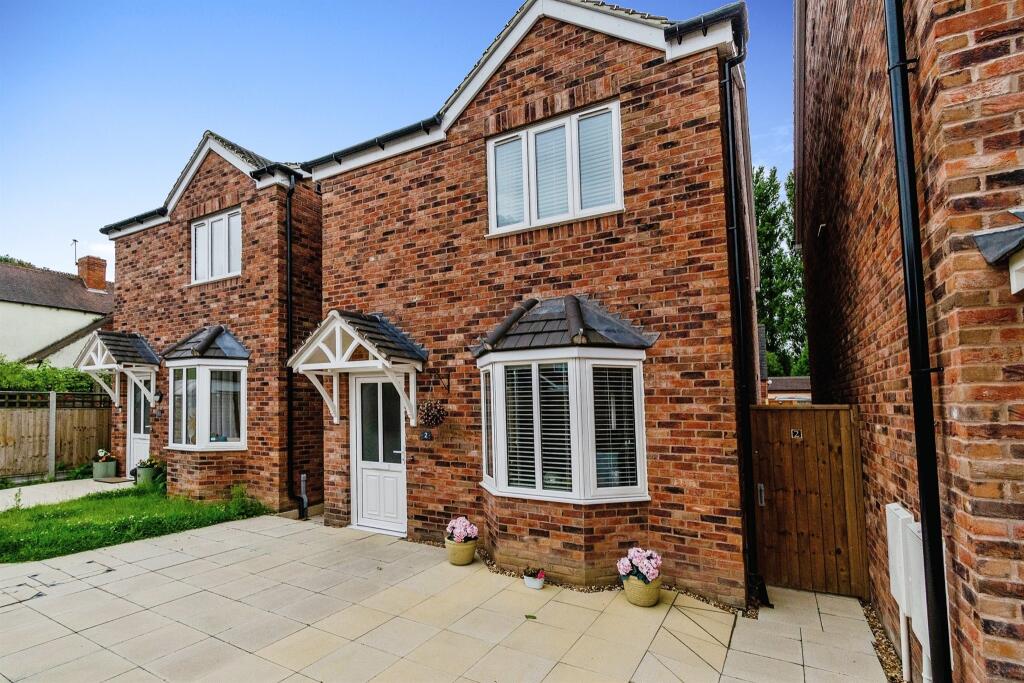 3 bedroom detached house for sale in Enstone Close, Heath Hayes