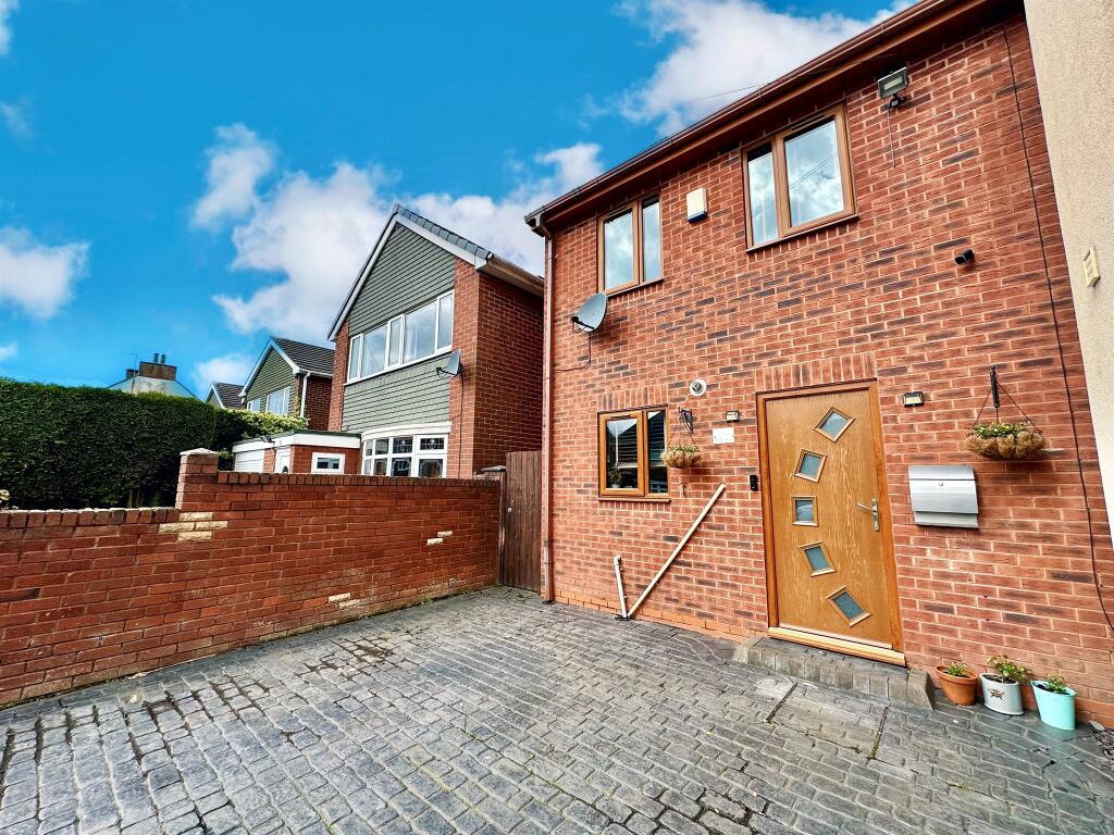 3 bedroom detached house for sale in Poplar Street, Norton Canes