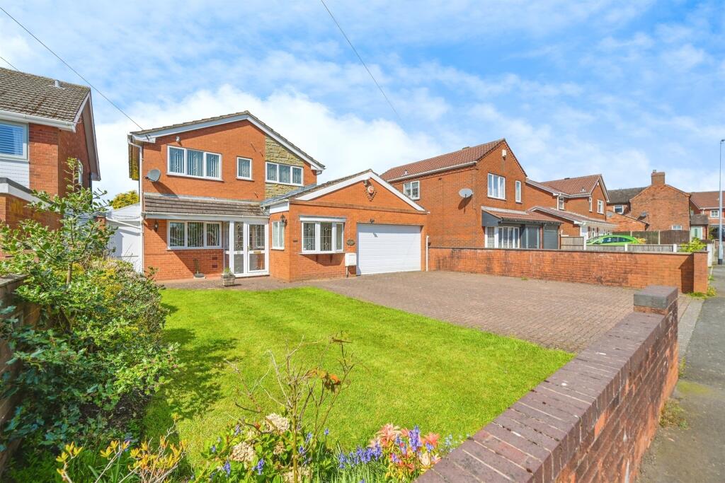 3 bedroom detached house for sale in Thorpe Street, Burntwood, WS7
