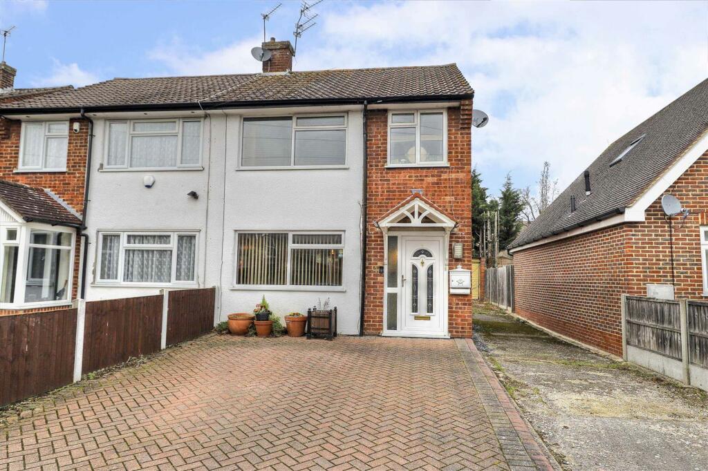 3 bedroom semidetached house for rent in Caxton Drive, Uxbridge, UB8