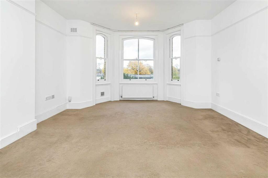 Flat to rent on Vanbrugh Park Road West, Blackheath