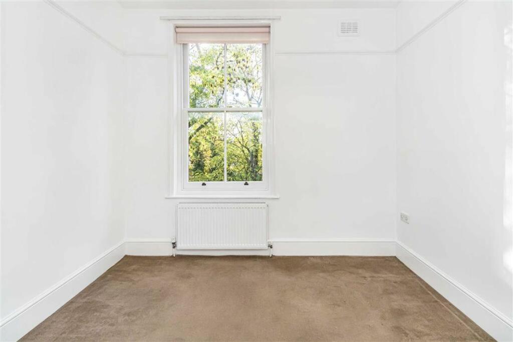 Flat to rent on Vanbrugh Park Road West, Blackheath