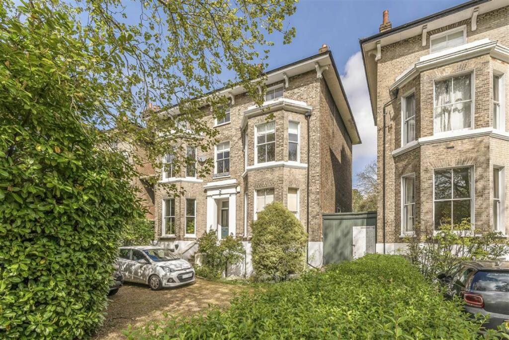 2 bedroom flat for sale in St. Johns Park, Blackheath, SE3