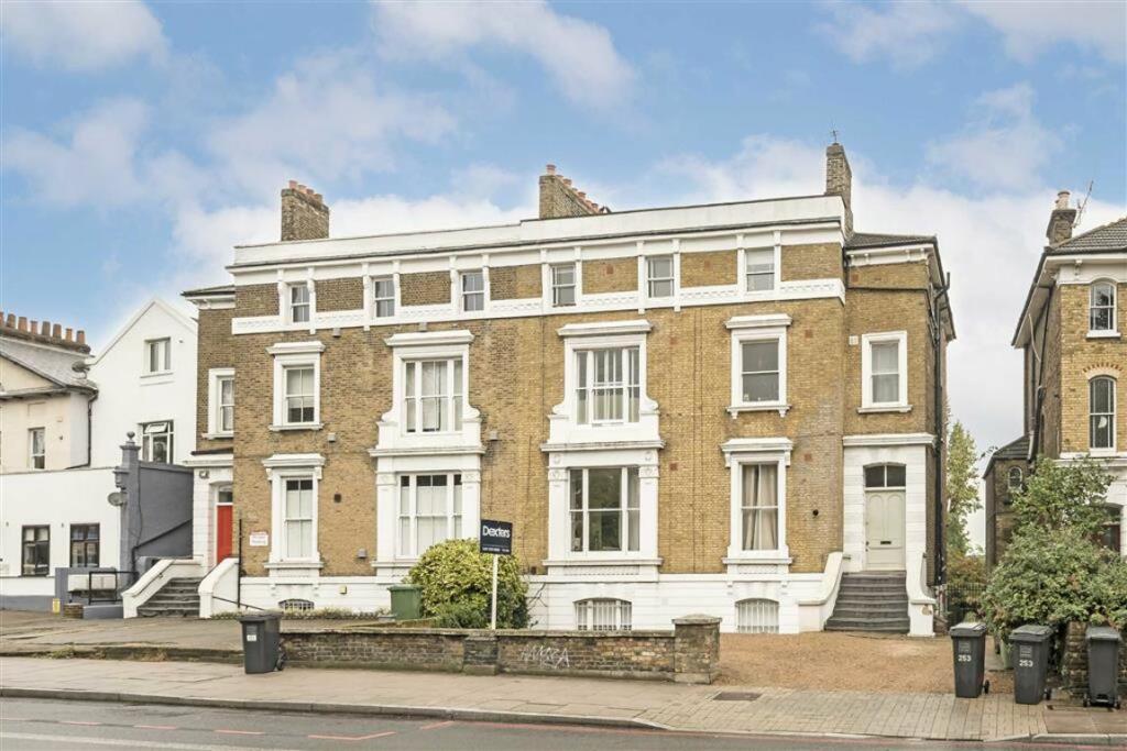 2 bedroom flat for sale in Lewisham Way, Brockley, SE4