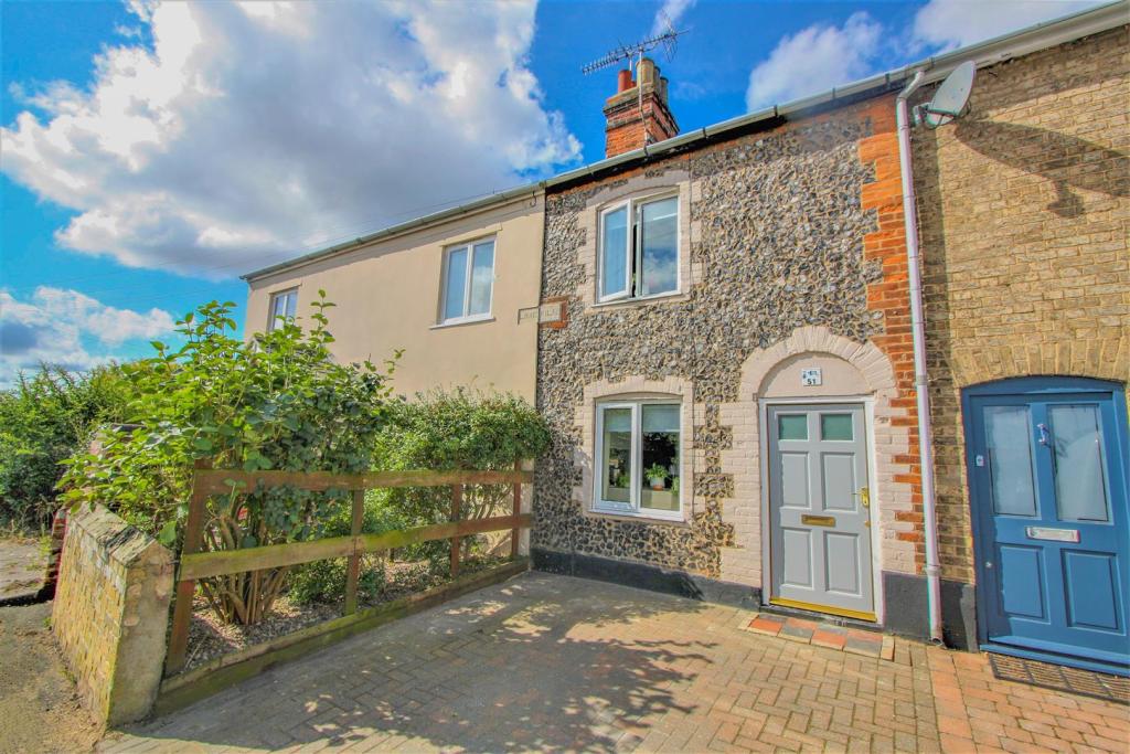 2 bedroom terraced house for sale in Mill Road, Bury St. Edmunds, IP33