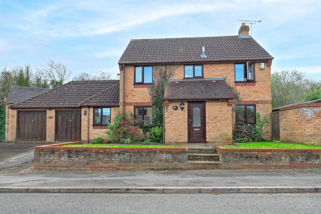 4 bedroom detached house for sale in Chipperfield Close, New Bradwell, MK13