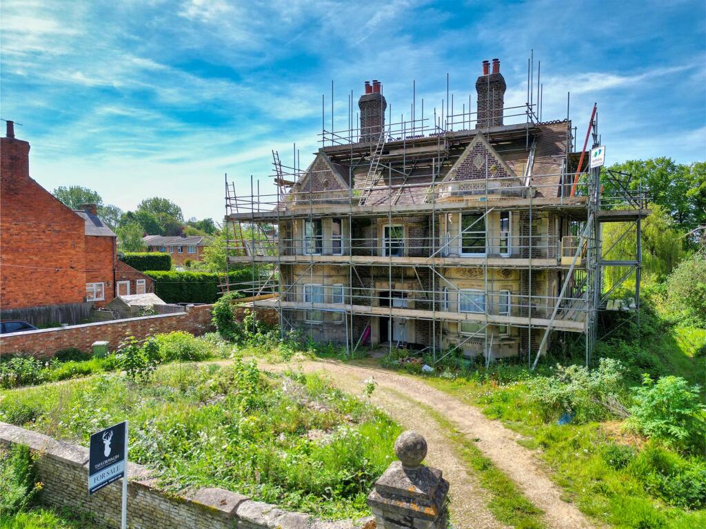 5 bedroom detached house for sale in London Road, Stony Stratford, MK11