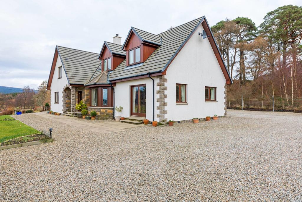 5 bedroom detached house for sale in Strathoich, Aberchalder