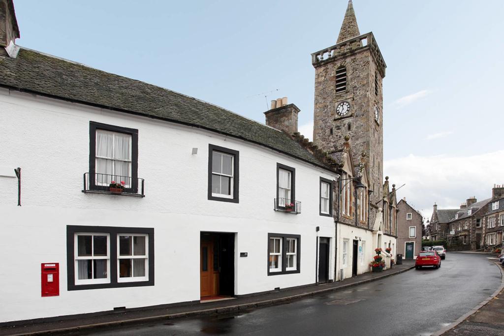 6 bedroom terraced house for sale in 2628 High Street, Auchtermuchty, Cupar, KY14 7AP, KY14