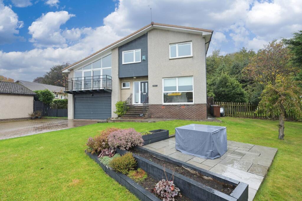 5 bedroom detached house
