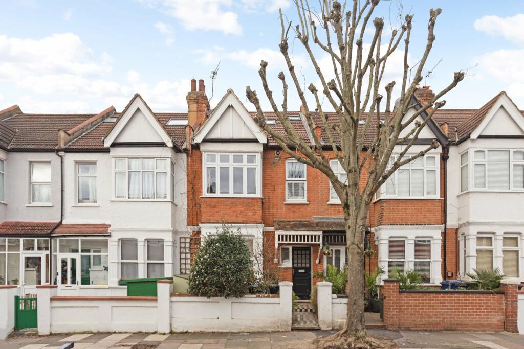 3 bedroom flat for sale in Camborne Avenue, Northfields, W13